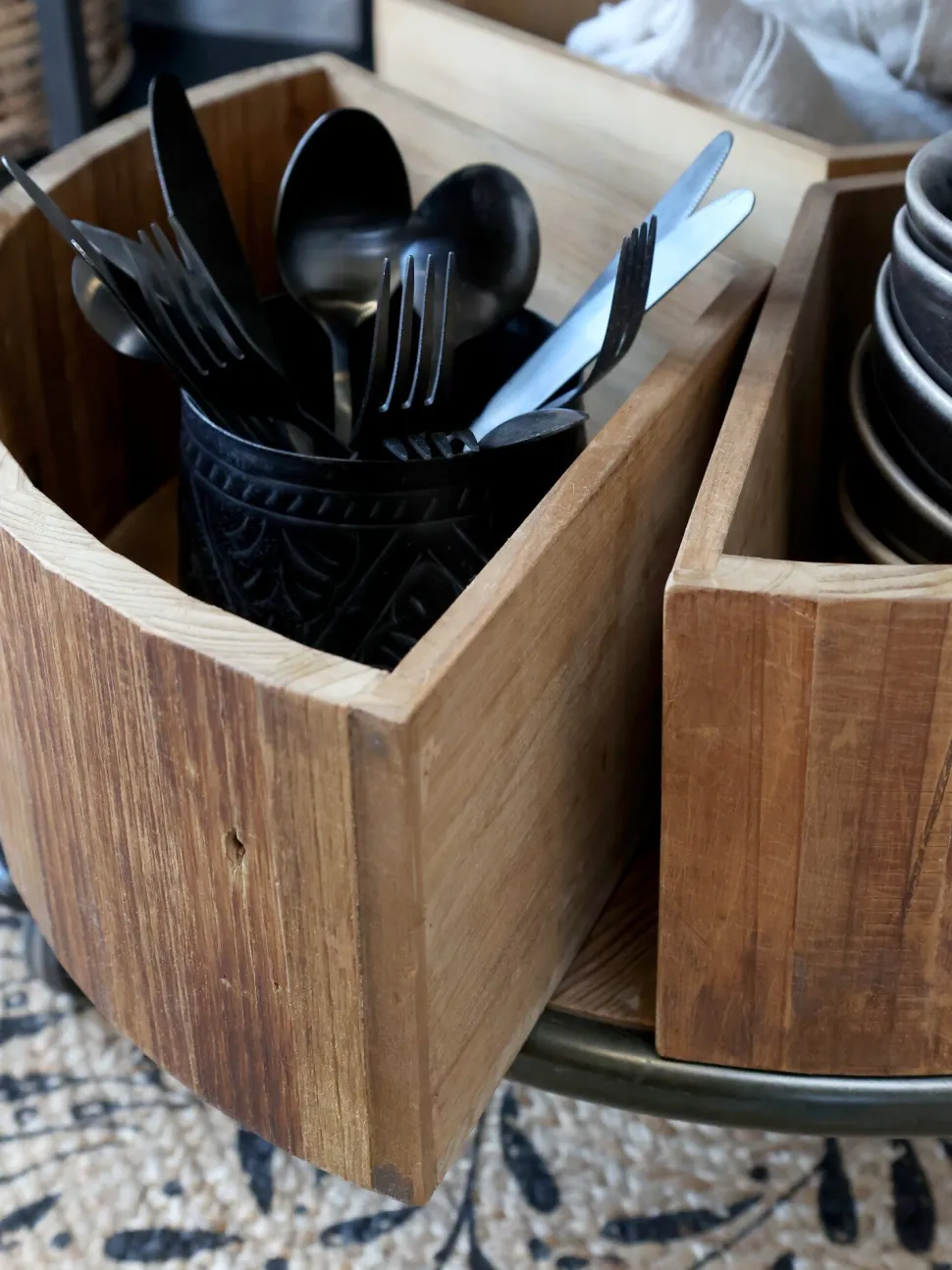 Chic Antique Display auf Rädern mit 3 Regalen und 3 Holzkisten