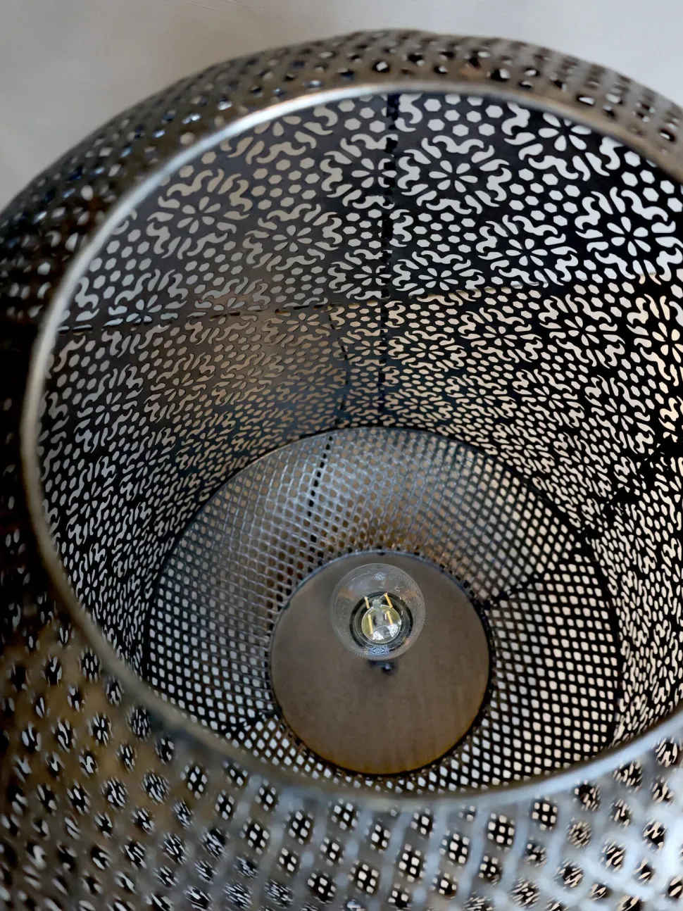 Chic Antique Vire Tischlampe mit Muster
