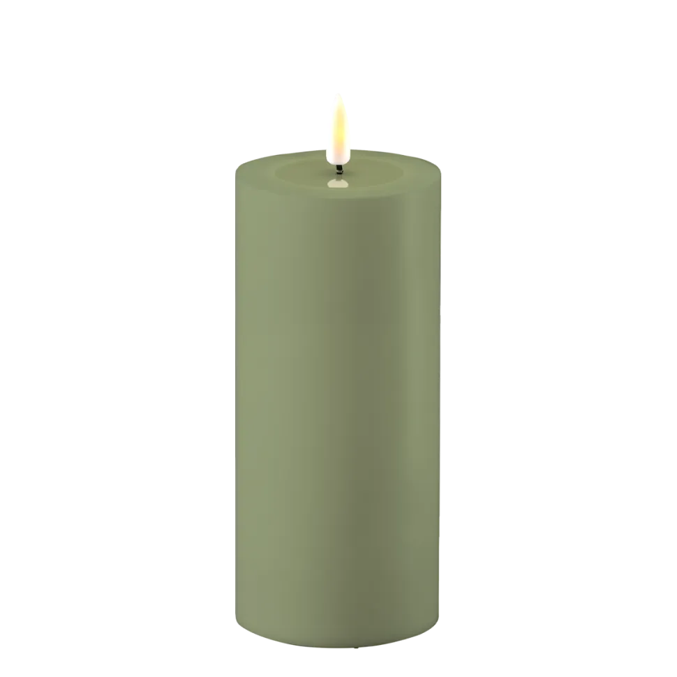 Deluxe Homeart LED Real Flame Outdoor Stumpenkerze staubig grün