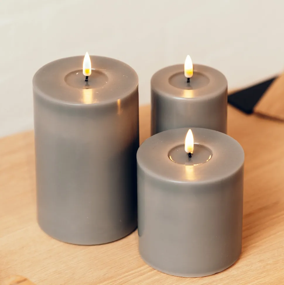 Deluxe Homeart LED Stumpenkerze Real Flame grau
